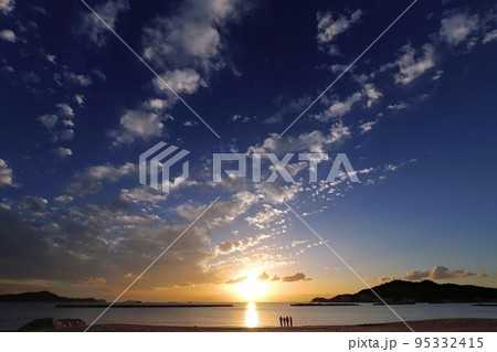 多様な雲が現れた爽やかな秋の海岸夕景・超広角・空主体・221008pm 95332415