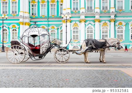 the crew equipped with horses on the background of the Hermitage Museum in St. Petersburg.general plan 95332581