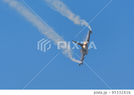 イタリア空軍ユーロファイターEF-2000旋回 95332816