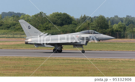 イタリア空軍ユーロファイターEF-2000着陸 95332906