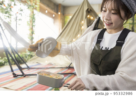 メスティンで料理をする若い女性　エビピラフ 95332986