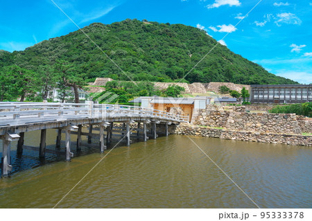 【日本100名城】鳥取城の水堀と石垣と擬宝珠橋と中ノ御門と久松山 鳥取県鳥取市 【日本100名城】鳥取城の水堀と石垣と擬宝珠橋と中ノ御門と久松山 鳥取県鳥取市 95333378