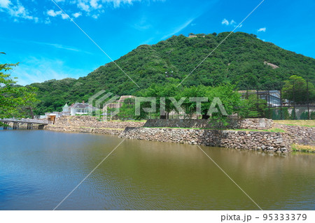 【日本100名城】鳥取城の水堀と石垣と擬宝珠橋と中ノ御門と仁風閣と久松山　鳥取県鳥取市 95333379
