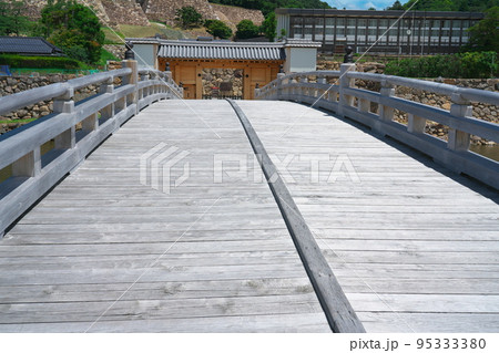 【日本100名城】鳥取城 再建された擬宝珠橋と中ノ御門 鳥取県鳥取市 【日本100名城】鳥取城 再建された擬宝珠橋と中ノ御門 鳥取県鳥取市 95333380