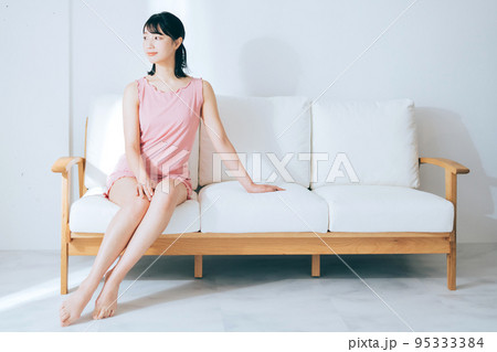 美脚の女性 95333384