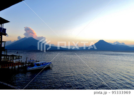 グアテマラのアティトラン湖の夕景 95333969