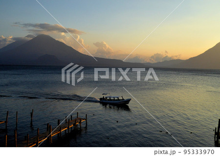 グアテマラのアティトラン湖を走るボート 95333970