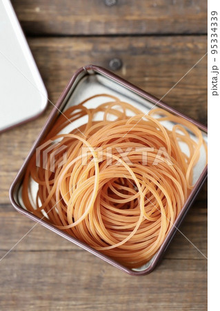 小さな缶に沢山入っている輪ゴム 95334339