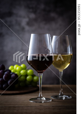 2杯のワインと葡萄 95335091