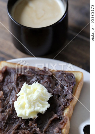 あんバタートーストとカフェオレ あんバタートーストとカフェオレ 95335178