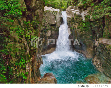 竜神の滝の自然風景（岐阜県の観光地・渓谷の清流・渓流） 95335279