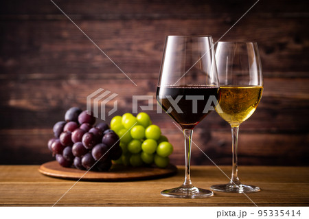 2杯のワインと葡萄 2杯のワインと葡萄 95335414