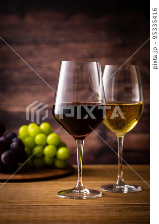 2杯のワインと葡萄 2杯のワインと葡萄 95335416