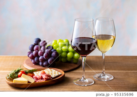 ワインと料理 95335696