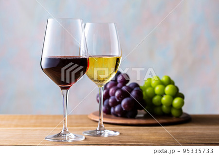 2杯のワインと葡萄 95335733