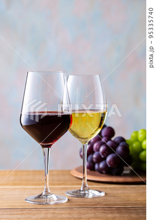2杯のワインと葡萄 2杯のワインと葡萄 95335740
