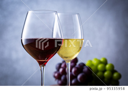 2杯のワインと葡萄 95335958