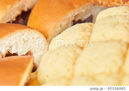 たくさんお皿に盛り付けられているパン たくさんお皿に盛り付けられているパン 95336065