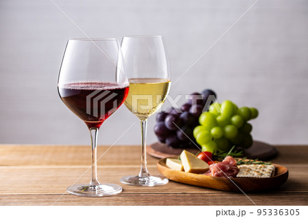 ワインと料理 95336305