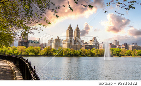 Skyline panorama with Eldorado building and reservoir with fountain in Central Park in midtown Manhattan in New York City Skyline panorama with Eldorado building and reservoir with fountain in Central Park in midtown Manhattan in New York City 95336322