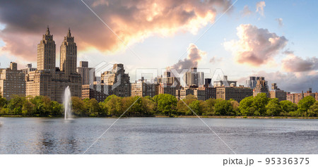 Skyline of New York with Eldorado building and Jacqueline Kennedy reservoir with fountain in Central Park in Upper west side 95336375