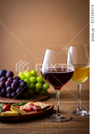 ワインと料理 95336474