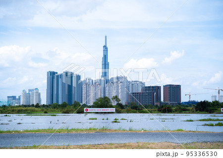 トゥーティエム新都市エリアから眺めるベトナム最高層81階建て「ランドマーク81」 95336530