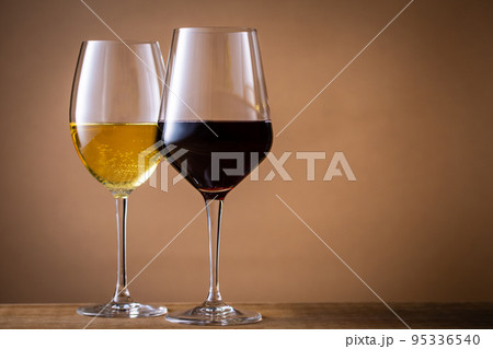 ワインを楽しむ 95336540