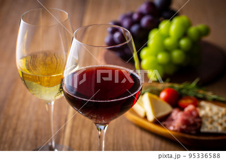 ワインと料理 95336588