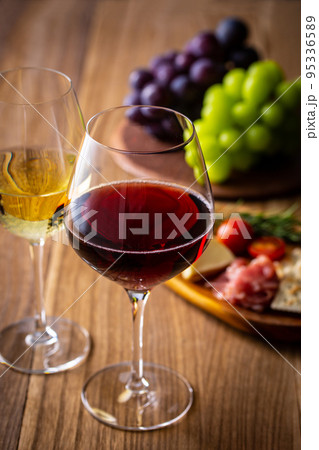 ワインと料理 95336589