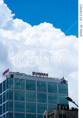 ホーチミン中心地に立つ有名ビルと青空に浮かぶ入道雲 95336965