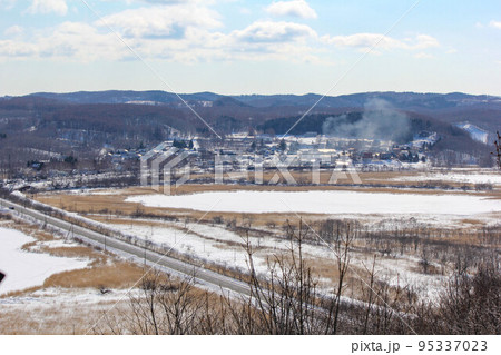 走行する蒸気機関車(北海道・サルボ展望台) 走行する蒸気機関車(北海道・サルボ展望台) 95337023