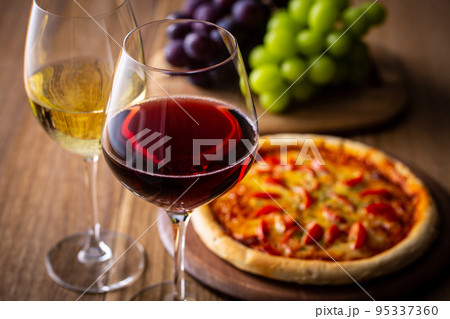 ワインとピザ 95337360