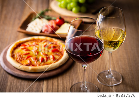 2杯のワインとピザ 95337576