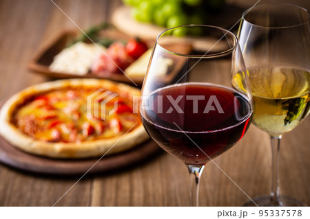 2杯のワインとピザ 95337578