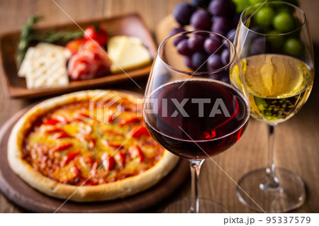 2杯のワインとピザ 95337579