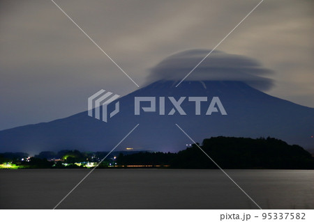 河口湖畔から見る富士夜景 95337582