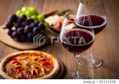 赤ワインとイタリア料理 95337656