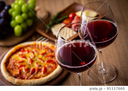 赤ワインとイタリア料理 95337660