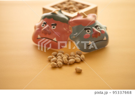 節分鬼と豆 95337668
