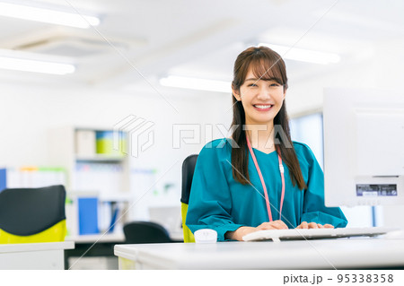 オフィスの若いエンジニア オフィスの若いエンジニア 95338358