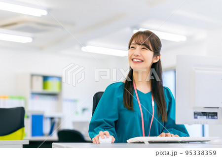 オフィスの若いエンジニア 95338359