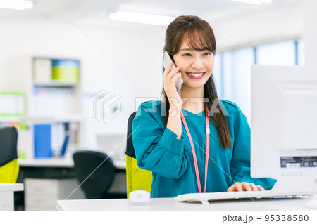 オフィスで電話する若いビジネスウーマン 95338580