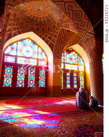 シーラーズ（イラン）　ピンクモスクのステンドグラス 95338721