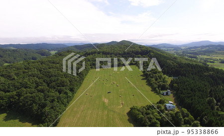 ドローンで上空から撮影した牧草地（北海道紋別市） 95338866