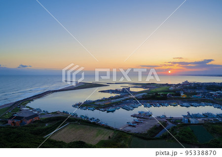 飯岡漁港と夕陽 刑部岬からの眺め 千葉県 飯岡漁港と夕陽 刑部岬からの眺め 千葉県 95338870
