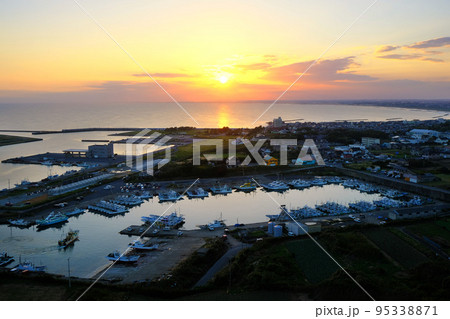 飯岡漁港と夕陽 刑部岬からの眺め 千葉県 飯岡漁港と夕陽 刑部岬からの眺め 千葉県 95338871