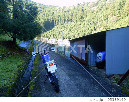 バイク　とある集落にて 95339149