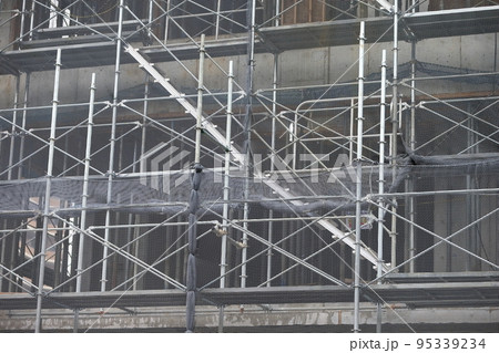 建築工事現場（枠組み足場に垂直ネット張り）　イメージ 95339234