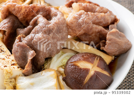 牛肉のすき焼き風煮のアップ。 95339302